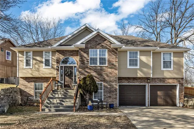 $469,500 | 10916 North Oxford Avenue, Kansas City, MO 64157