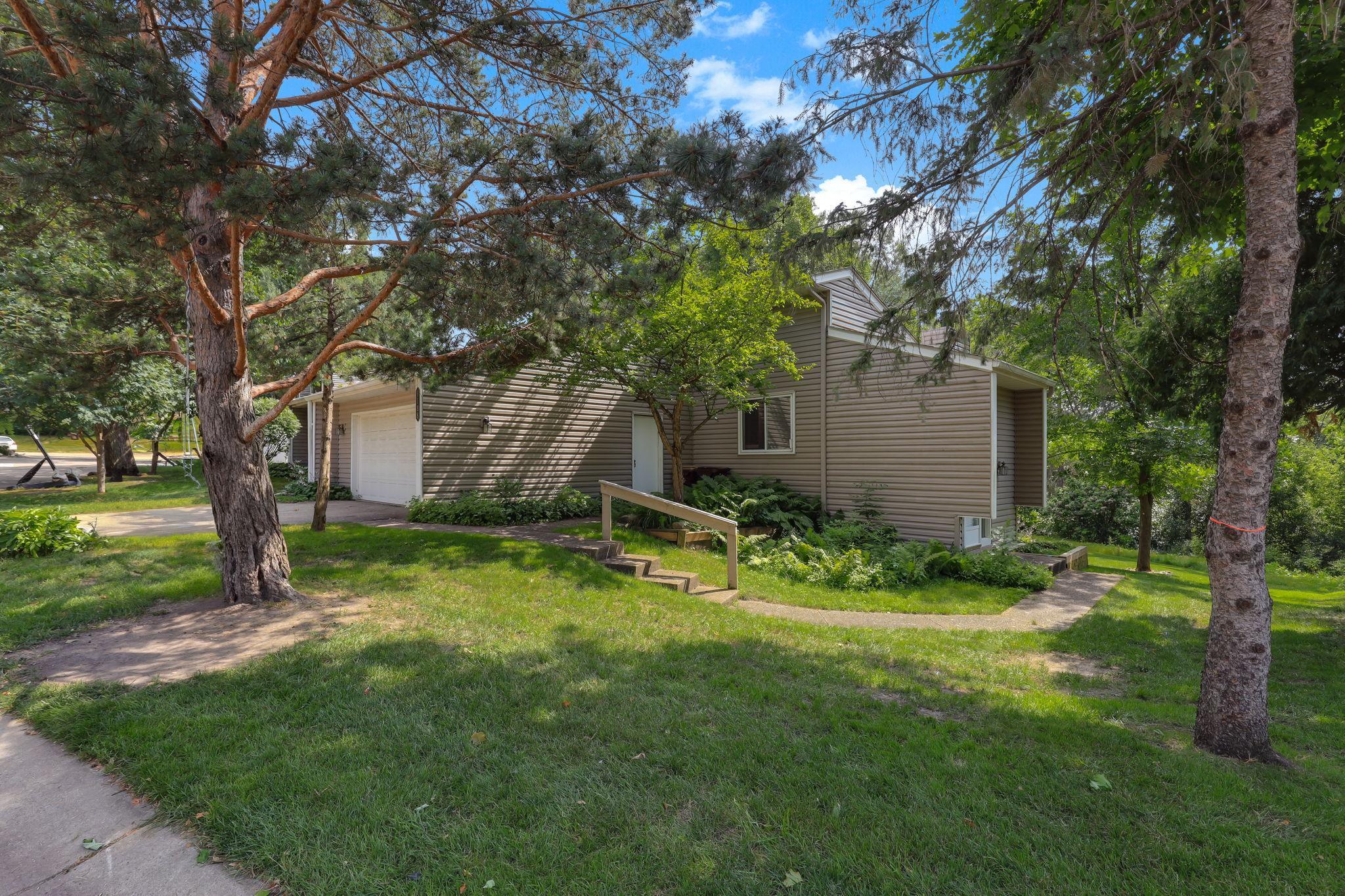 9188 Neill Lake Road Eden Prairie, MN 55347 - Photo 3 of 37 Gallery Image 3