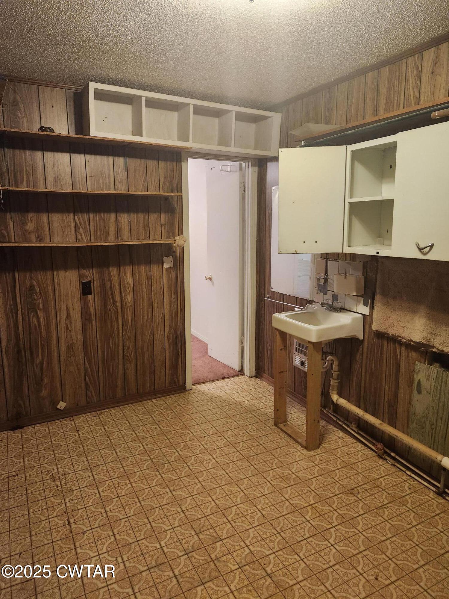 705 George Street Trenton, TN 38382 - Photo 14 of 15 a room with furniture and a book shelf