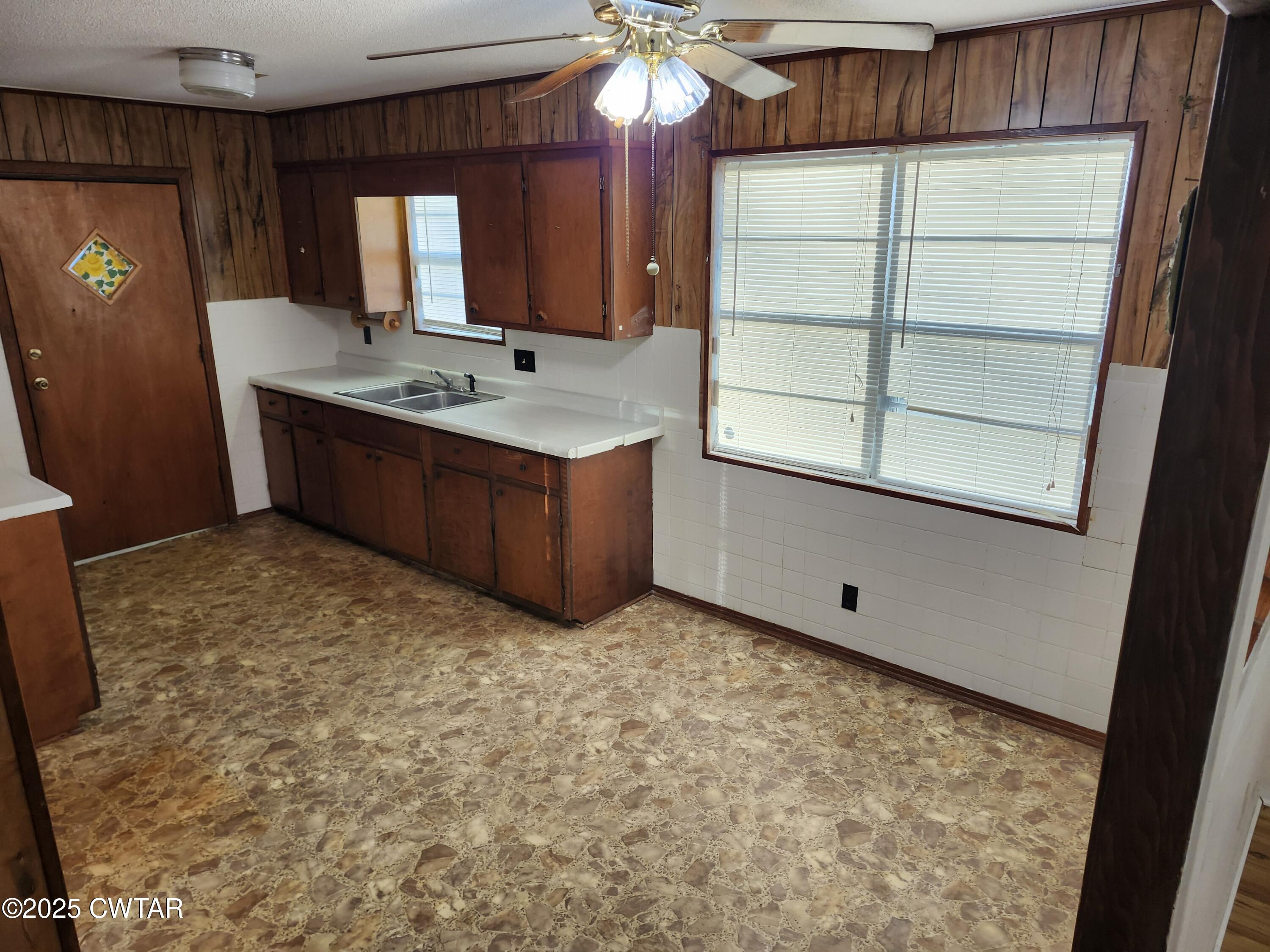 705 George Street Trenton, TN 38382 - Photo 8 of 15 a room with cabinets and window