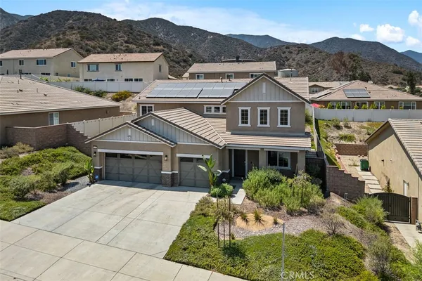 a view of house with a garden