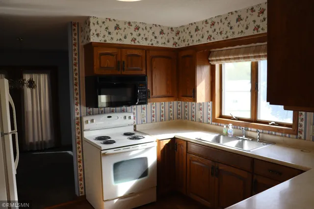 $449,900 | 528 Old Trail Road, Hinckley, MN 55037