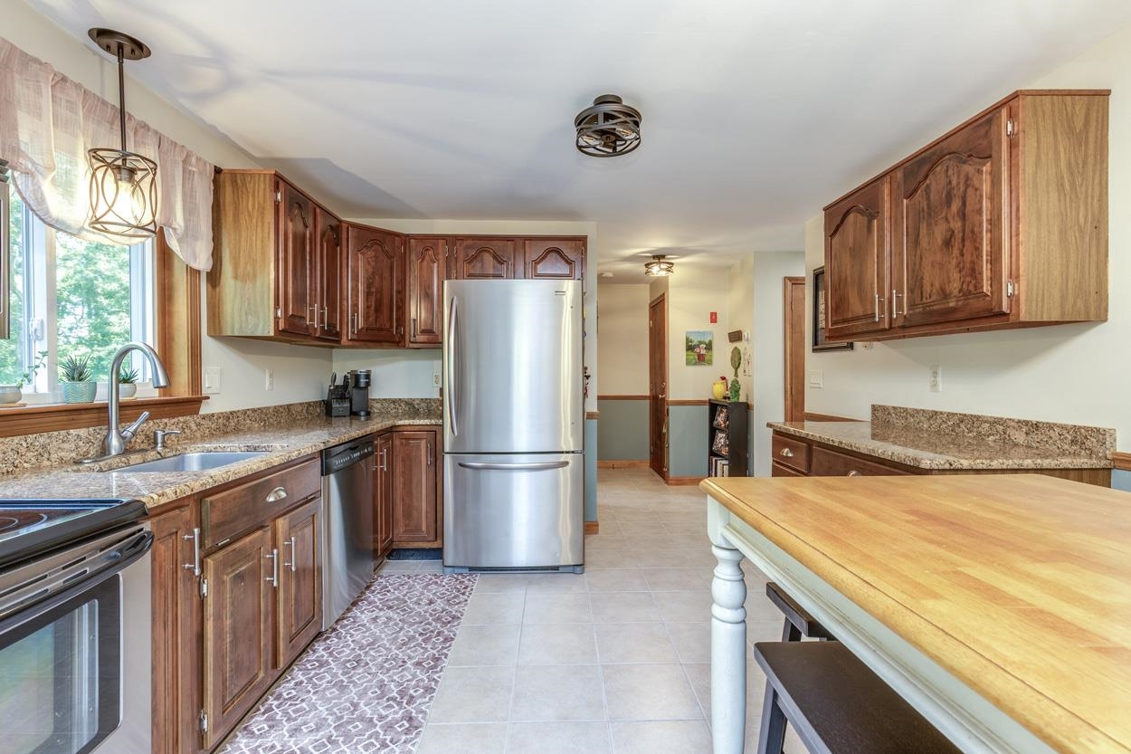 72 Brookdale Road Salem, NH 03079 - Photo 13 of 34