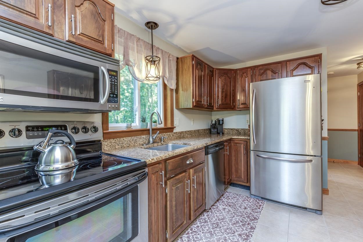 72 Brookdale Road Salem, NH 03079 - Photo 14 of 34