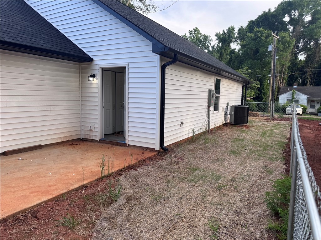 808 Delia Street Anderson, SC 29624 - Photo 5 of 17 A new construction home with fresh siding and a welcoming outdoor entry awaits.