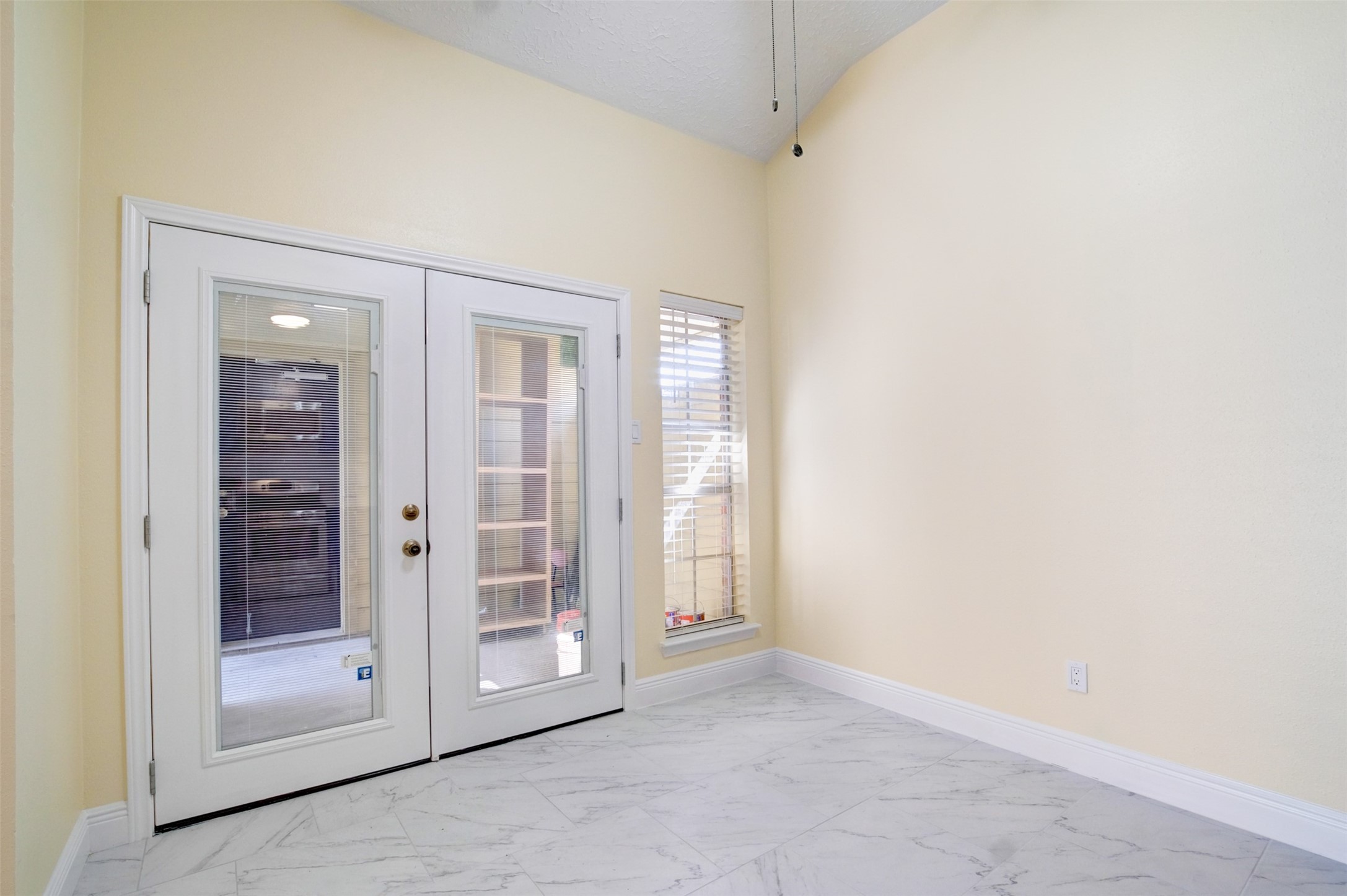11840 Spring Grove Drive Houston, TX 77099 - Photo 4 of 27 Bright living room with large windows letting in natural light