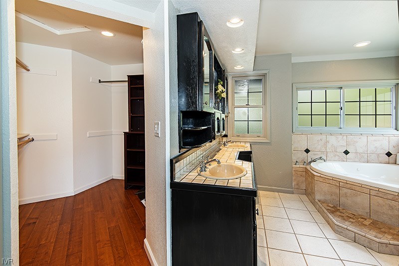 4125 Powderkeg Circle Reno, NV 89519 - Photo 4 of 11 a bathroom with a bathtub and a sink