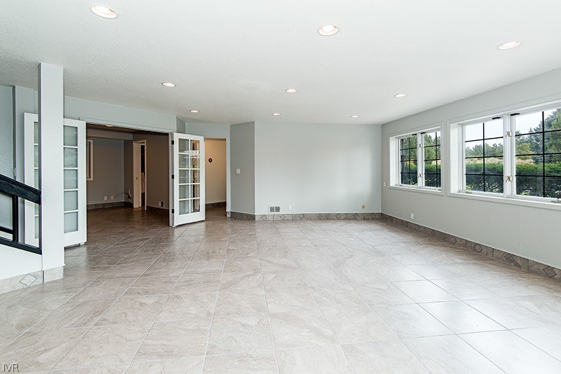 4125 Powderkeg Circle Reno, NV 89519 - Photo 5 of 11 an empty room with windows and refrigerator