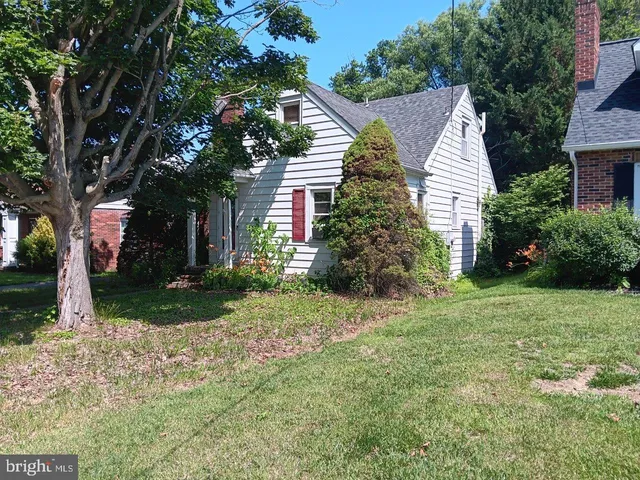 a view of a house with yard and tree s