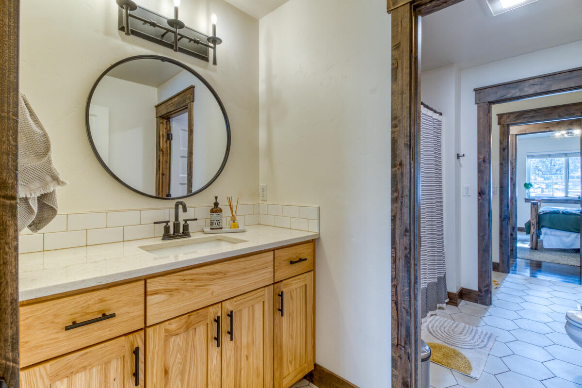 21027 Southwest Gift Road Bend, OR 97703 - Photo 38 of 52 2nd Bathroom- Jack&Jill