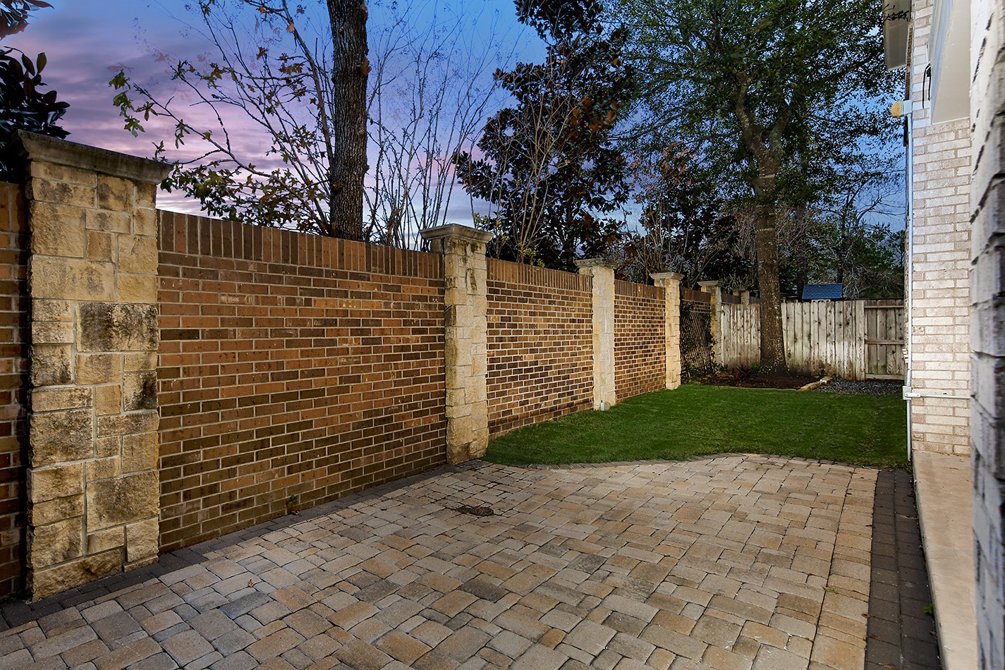 543 Kingston Lane Conroe, TX 77384 - Photo 33 of 33 a view of a yard with plants and trees