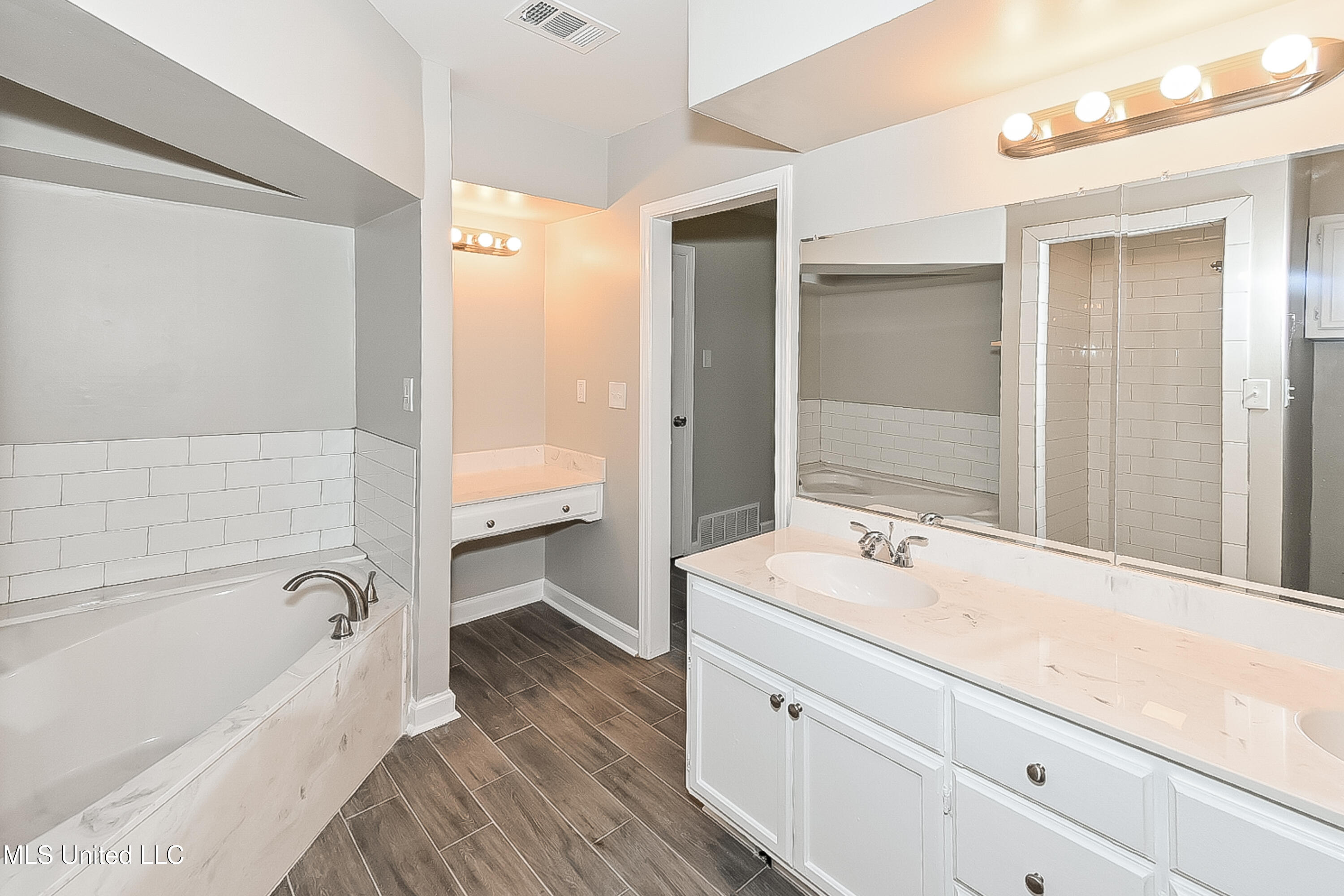 2895 Devon Circle Horn Lake, MS 38637 - Photo 12 of 15 013-photo-primary-bathroom-11346077