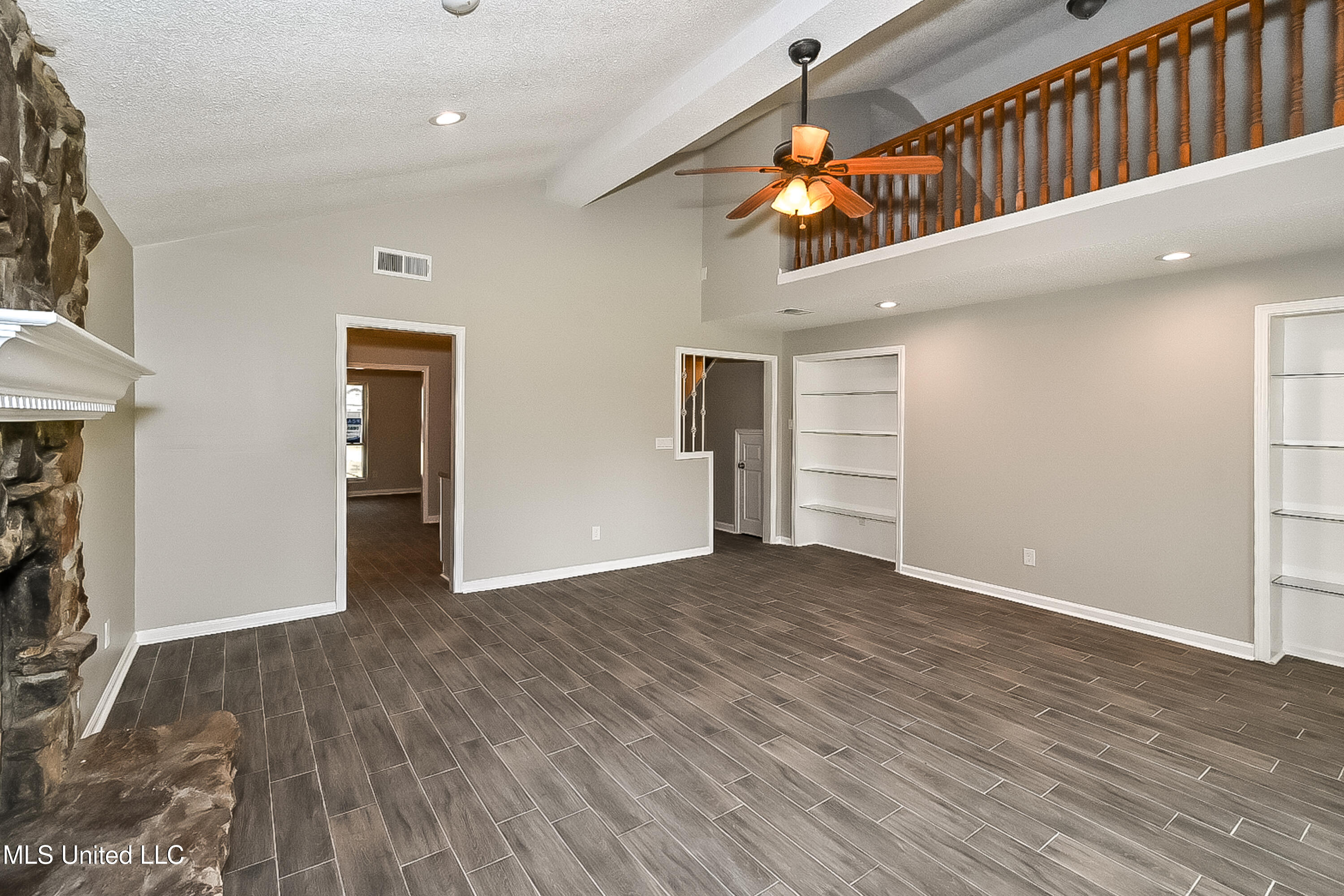 2895 Devon Circle Horn Lake, MS 38637 - Photo 3 of 15 004-photo-living-room-11346079