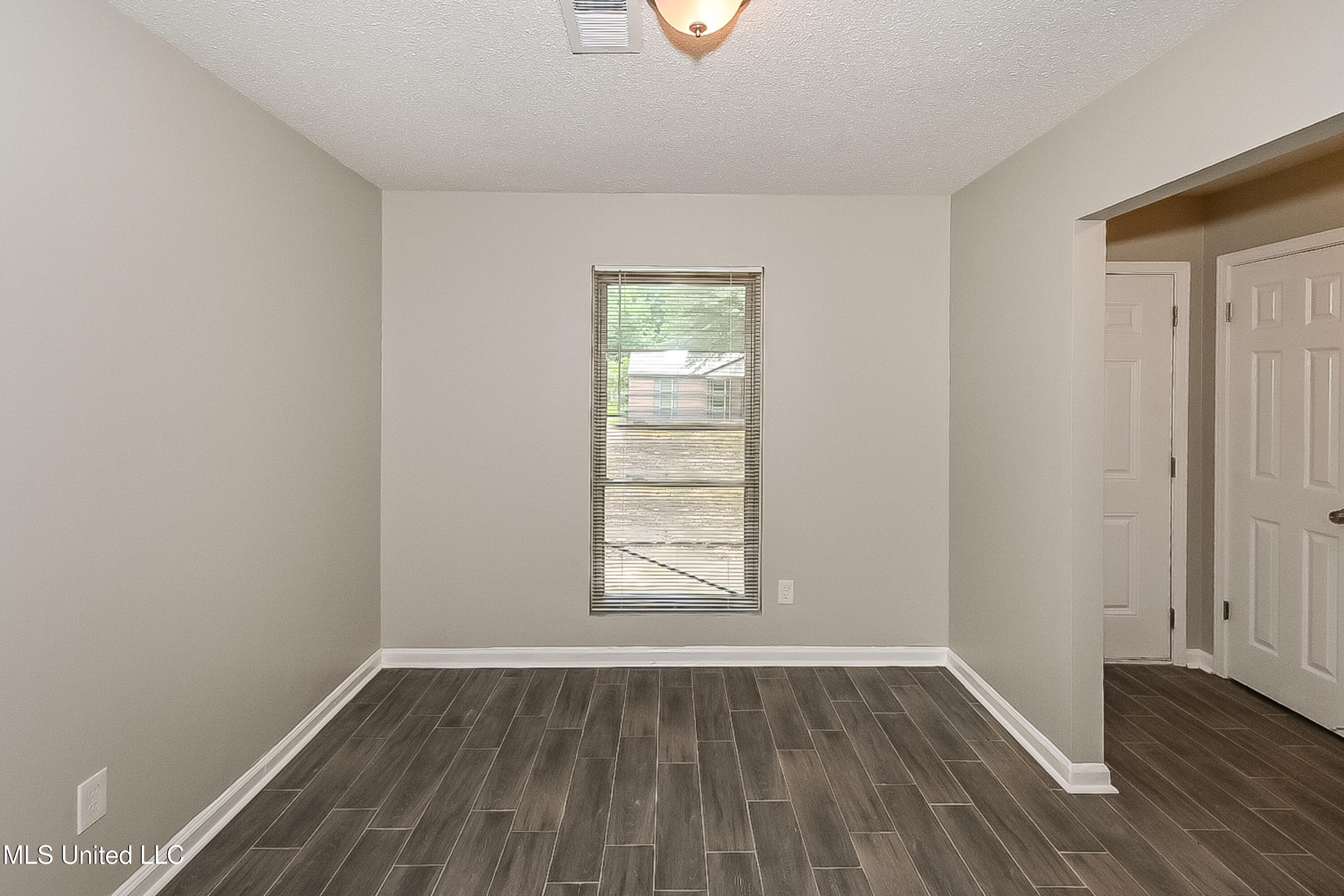 2895 Devon Circle Horn Lake, MS 38637 - Photo 5 of 15 006-photo-dining-room-11346081