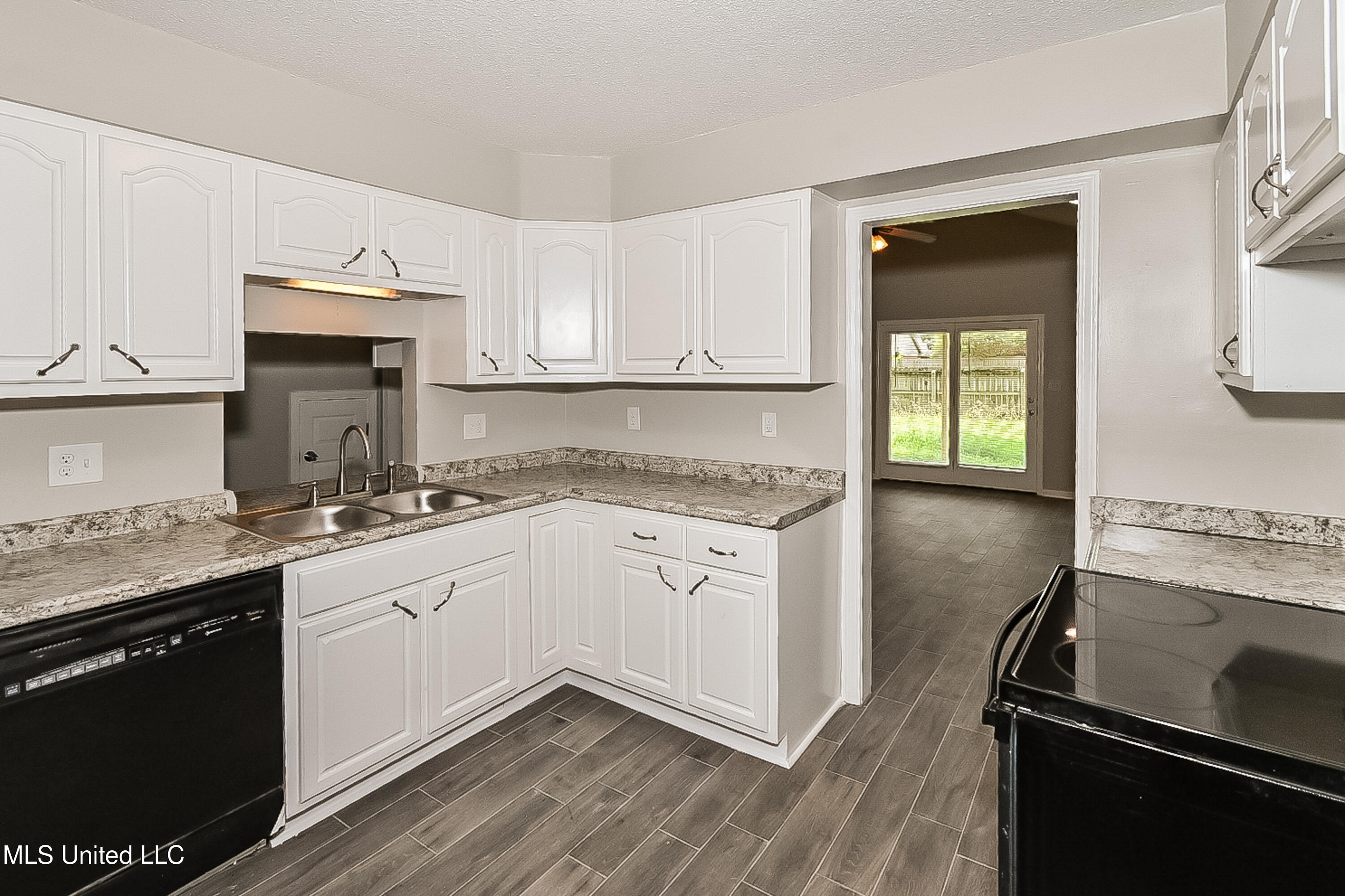 2895 Devon Circle Horn Lake, MS 38637 - Photo 7 of 15 008-photo-kitchen-11346082