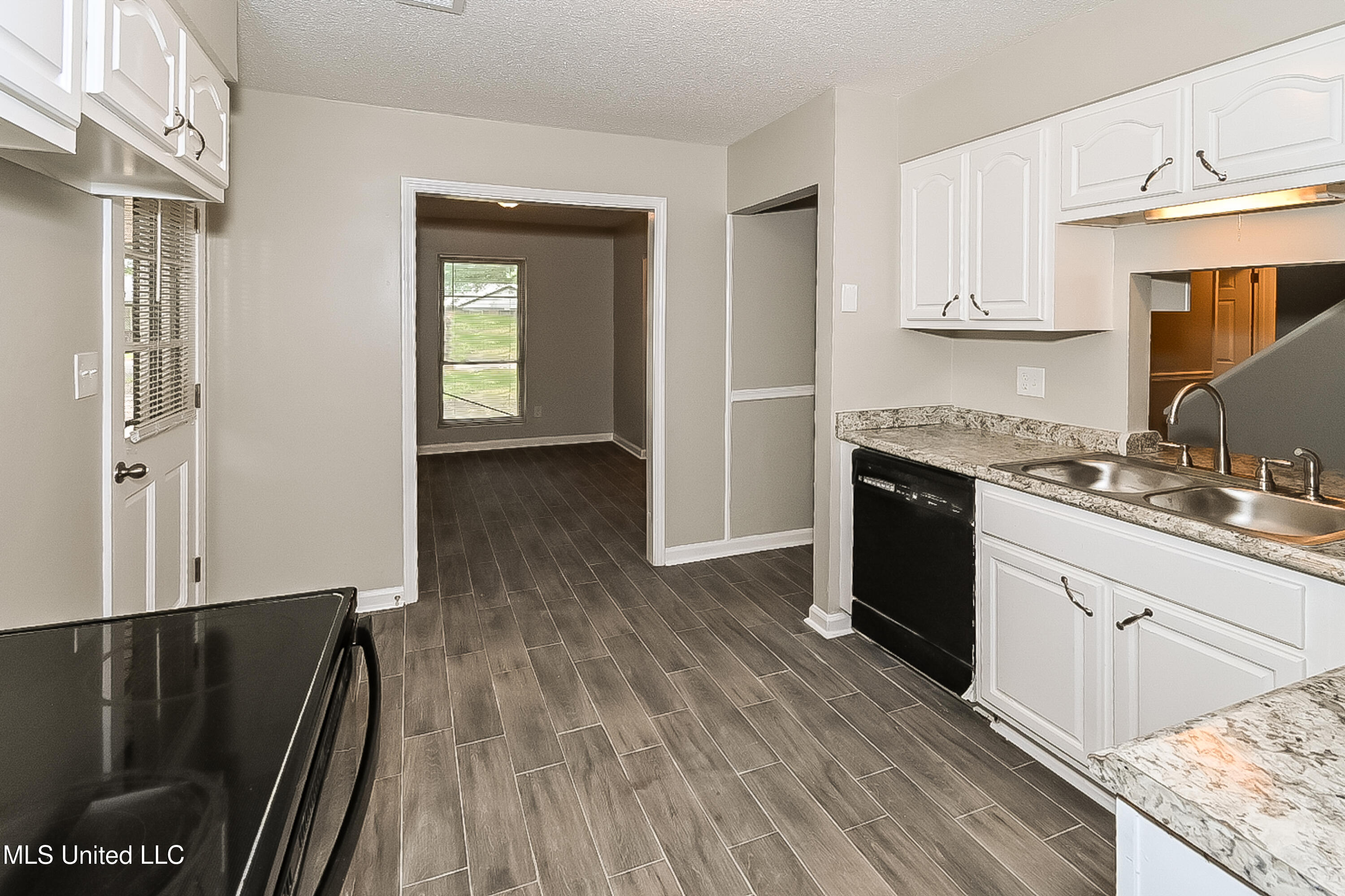 2895 Devon Circle Horn Lake, MS 38637 - Photo 8 of 15 009-photo-kitchen-11346085