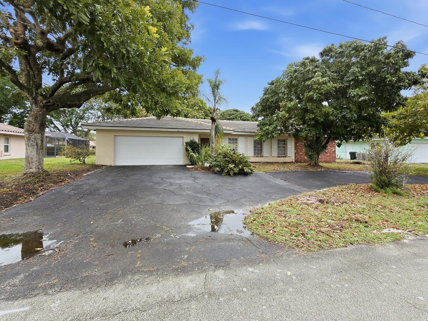 666 Northwest 11th Avenue Boca Raton, FL 33486 - Photo 13 of 14 Circular Driveway