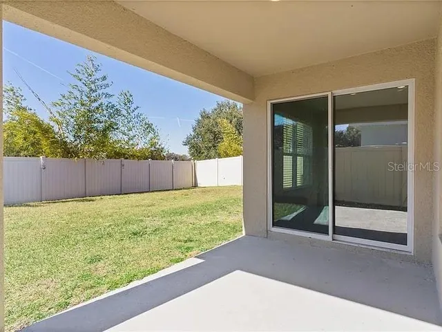 a view of a back yard