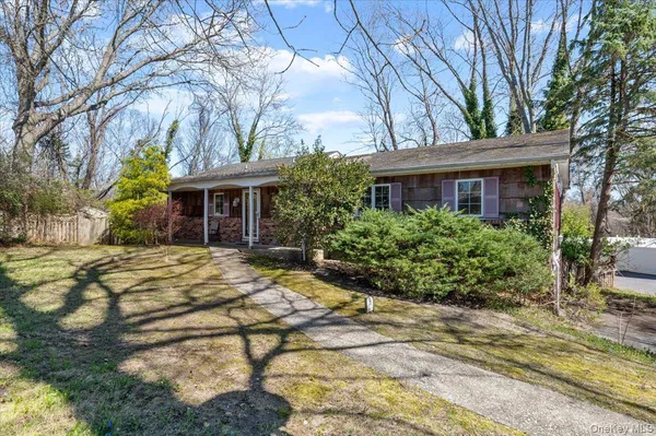 $749,000 | 20 Veronica Court, Smithtown, NY 11787
