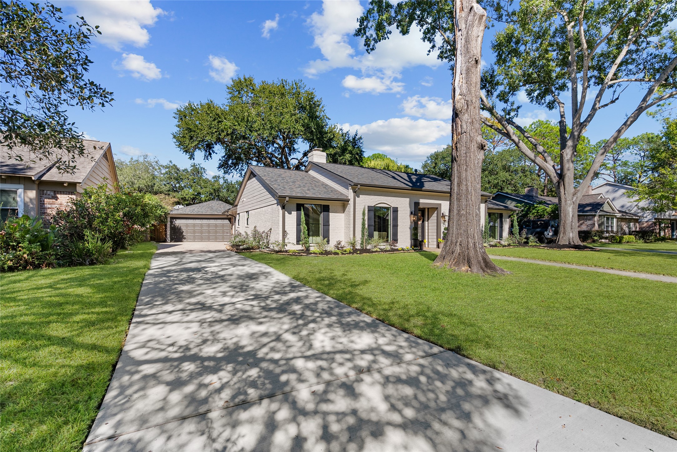 12510 Deep Spring Lane Houston, TX 77077 - Photo 7 of 37 Long extended driveway leads you to a detached 2 car garage! Plenty of parking space is available for you!