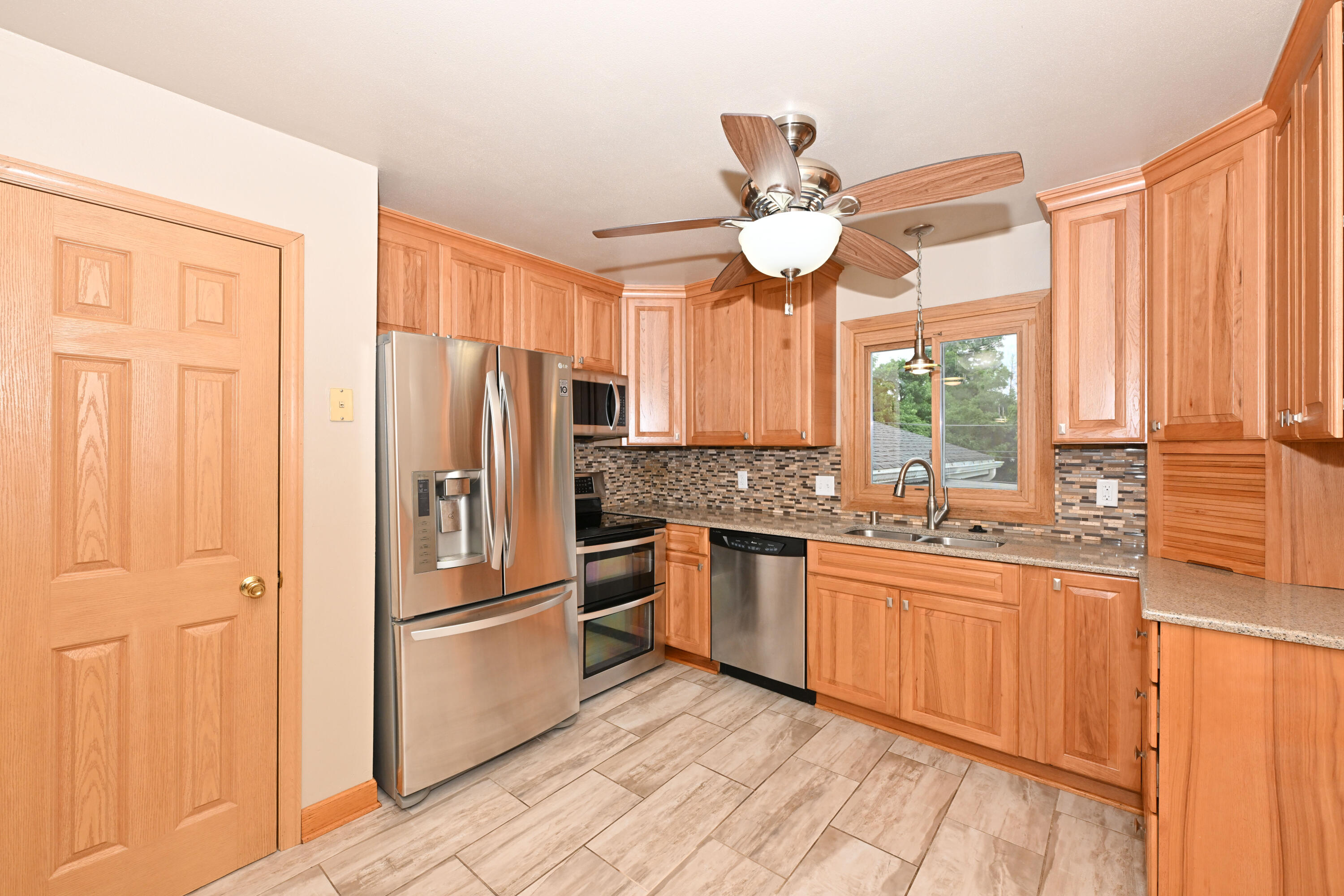 12237 West Larkspur Road Franklin, WI 53132 - Photo 10 of 42 Kitchen