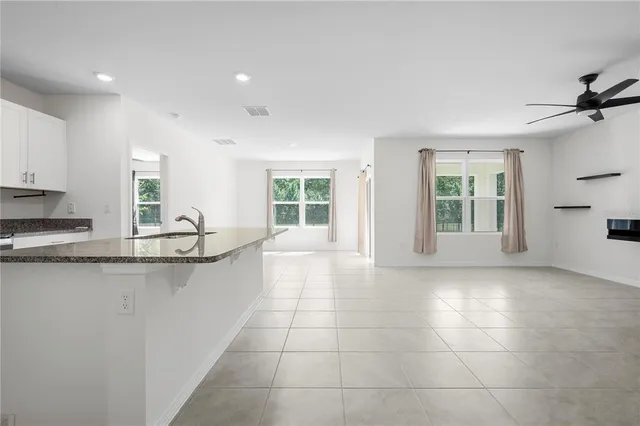 a large kitchen with kitchen island a window in it