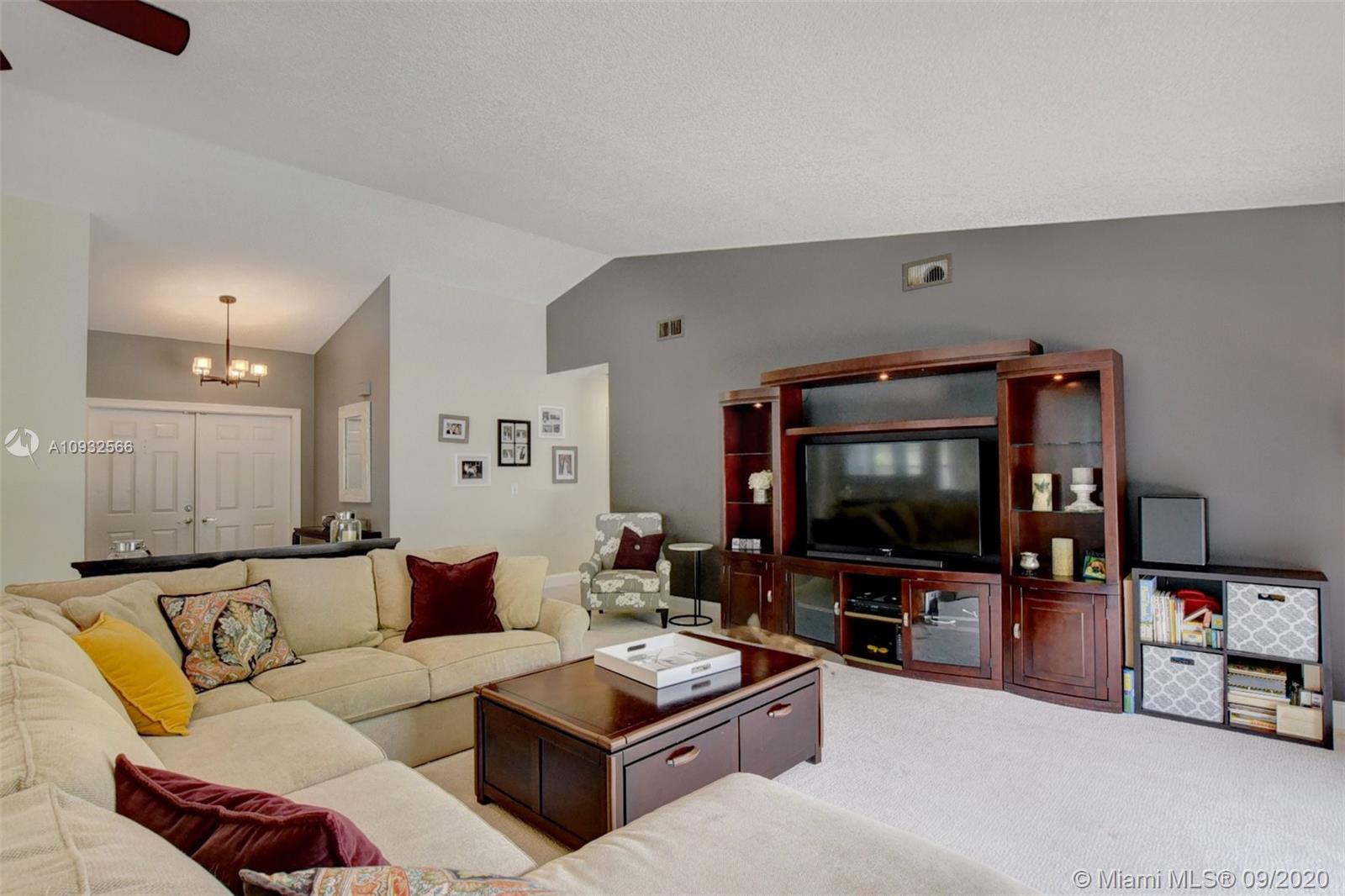 9853 Majorca Place Boca Raton, FL 33434 - Photo 13 of 41