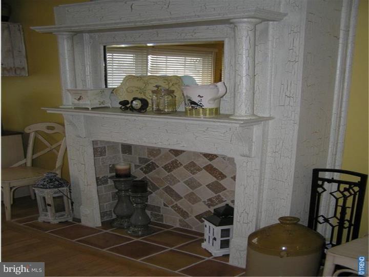 24 Hemlock Road Levittown, PA 19056 - Photo 3 of 24 Living Room