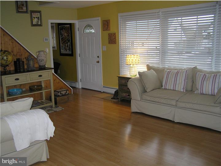 24 Hemlock Road Levittown, PA 19056 - Photo 4 of 24 Living Room