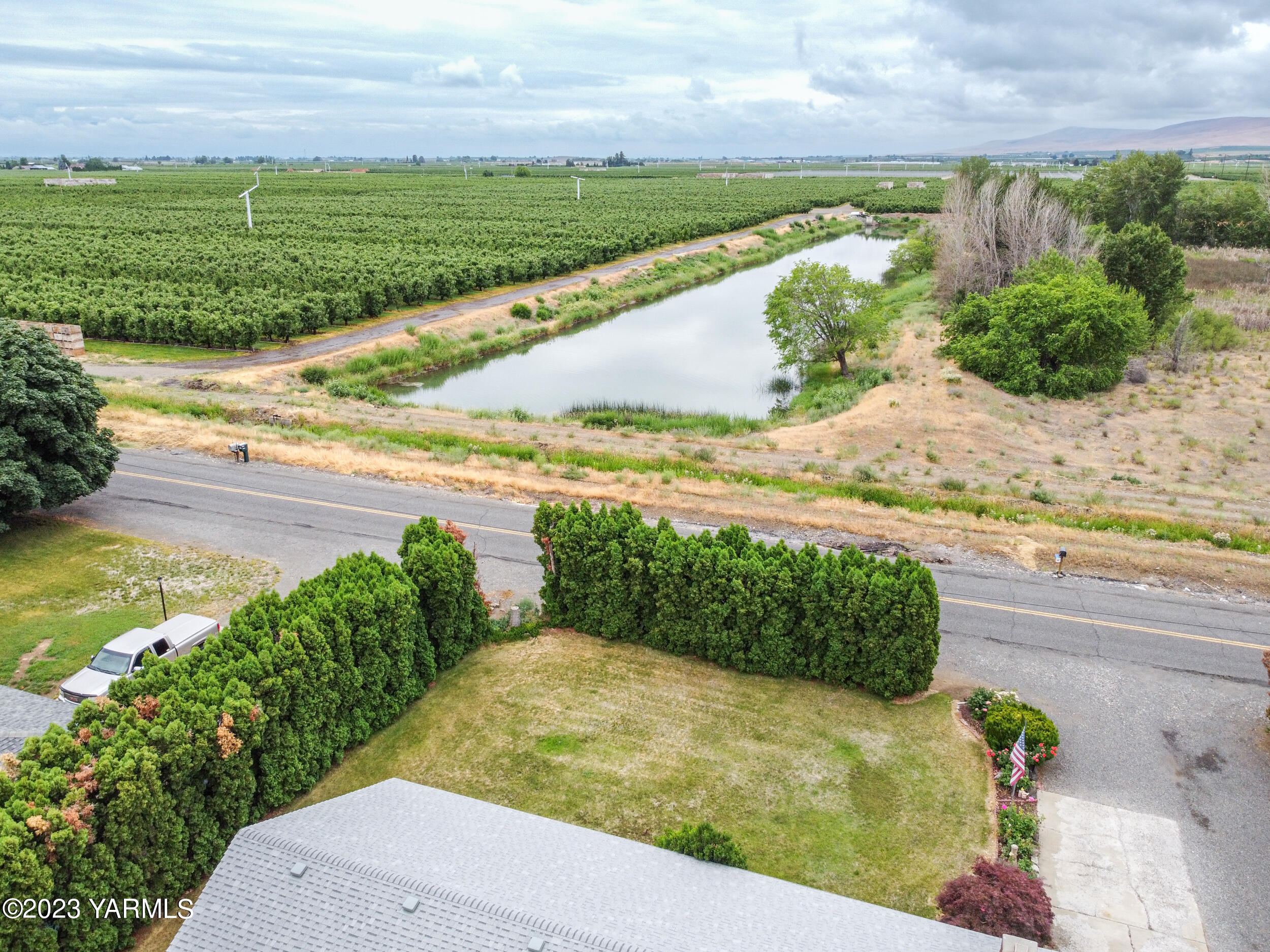 81 Ashue Road Wapato, WA 98951 - Photo 8 of 40 a view of a yard with an outdoor space