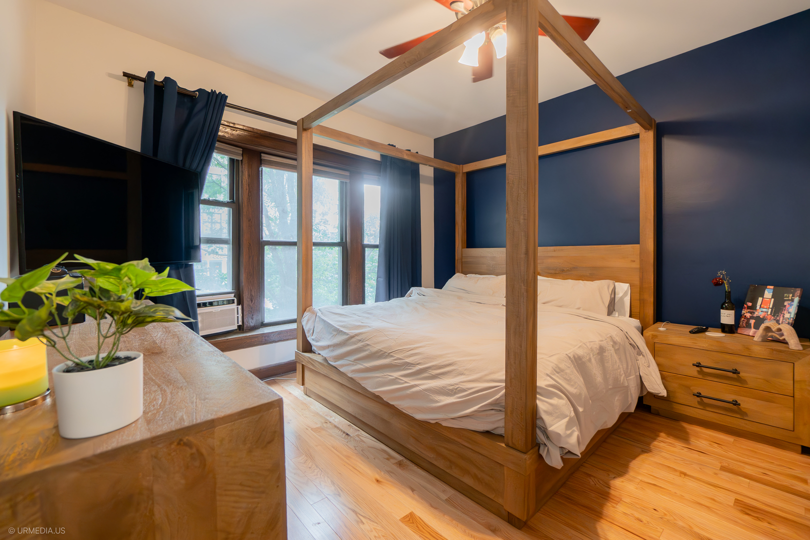 728 West Sheridan Road, Unit 1S Chicago, IL 60613 - Photo 12 of 19 a bedroom with a bed dresser and a potted plant