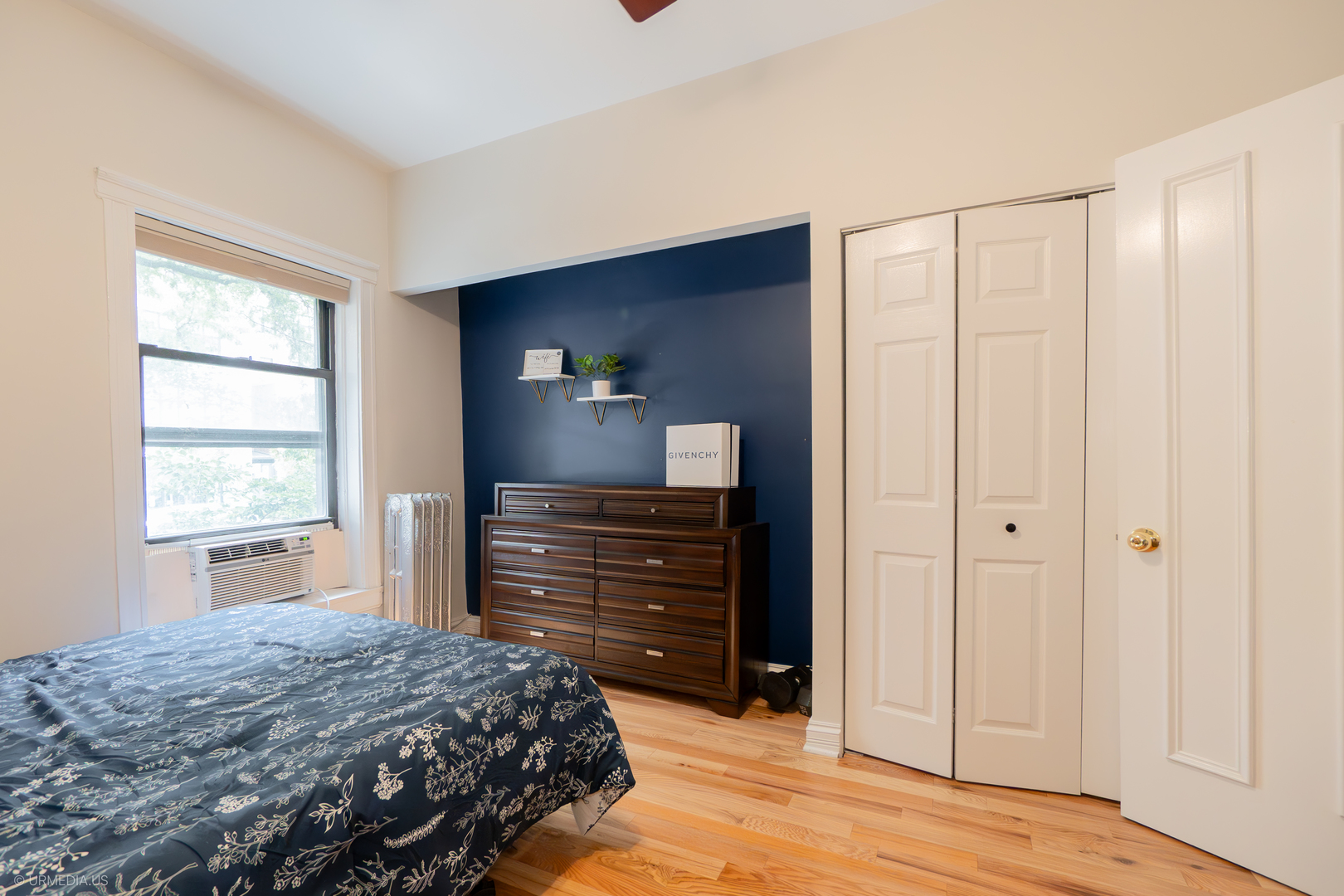 728 West Sheridan Road, Unit 1S Chicago, IL 60613 - Photo 14 of 19 a bedroom with a bed and a dresser