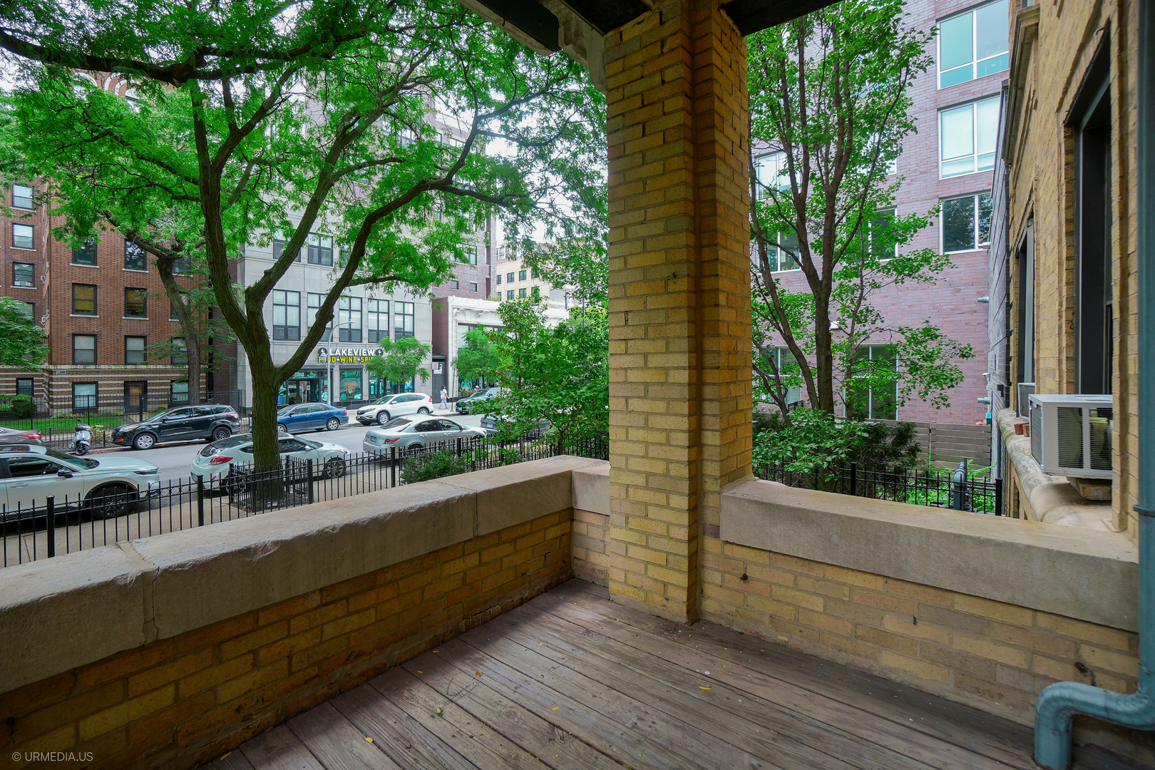 728 West Sheridan Road, Unit 1S Chicago, IL 60613 - Photo 17 of 19 a view of a house with a yard and sitting area