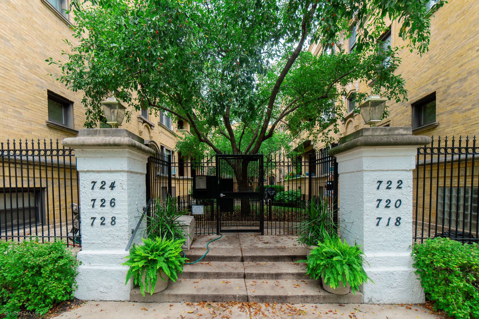 728 West Sheridan Road, Unit 1S Chicago, IL 60613 - Photo 18 of 19 a front view of a house with garden