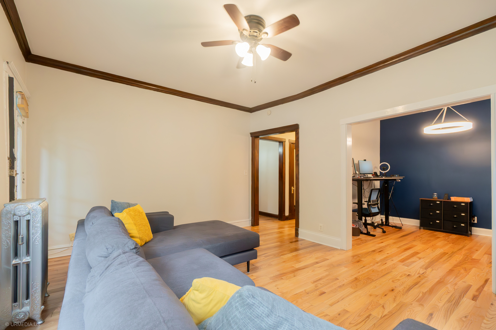 728 West Sheridan Road, Unit 1S Chicago, IL 60613 - Photo 8 of 19 a living room with furniture and a flat screen tv