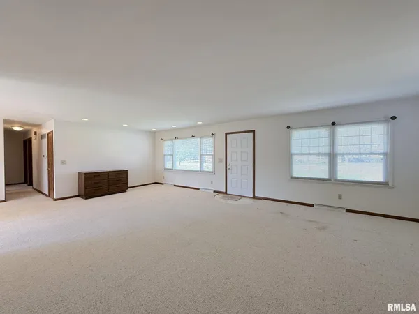 $200,000 | 128 Lakeland Drive, Galesburg, IL 61401