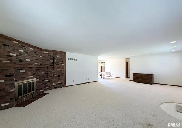 $200,000 | 128 Lakeland Drive, Galesburg, IL 61401