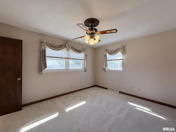 $200,000 | 128 Lakeland Drive, Galesburg, IL 61401