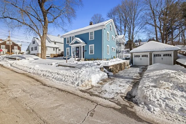 a view of a yard with a house