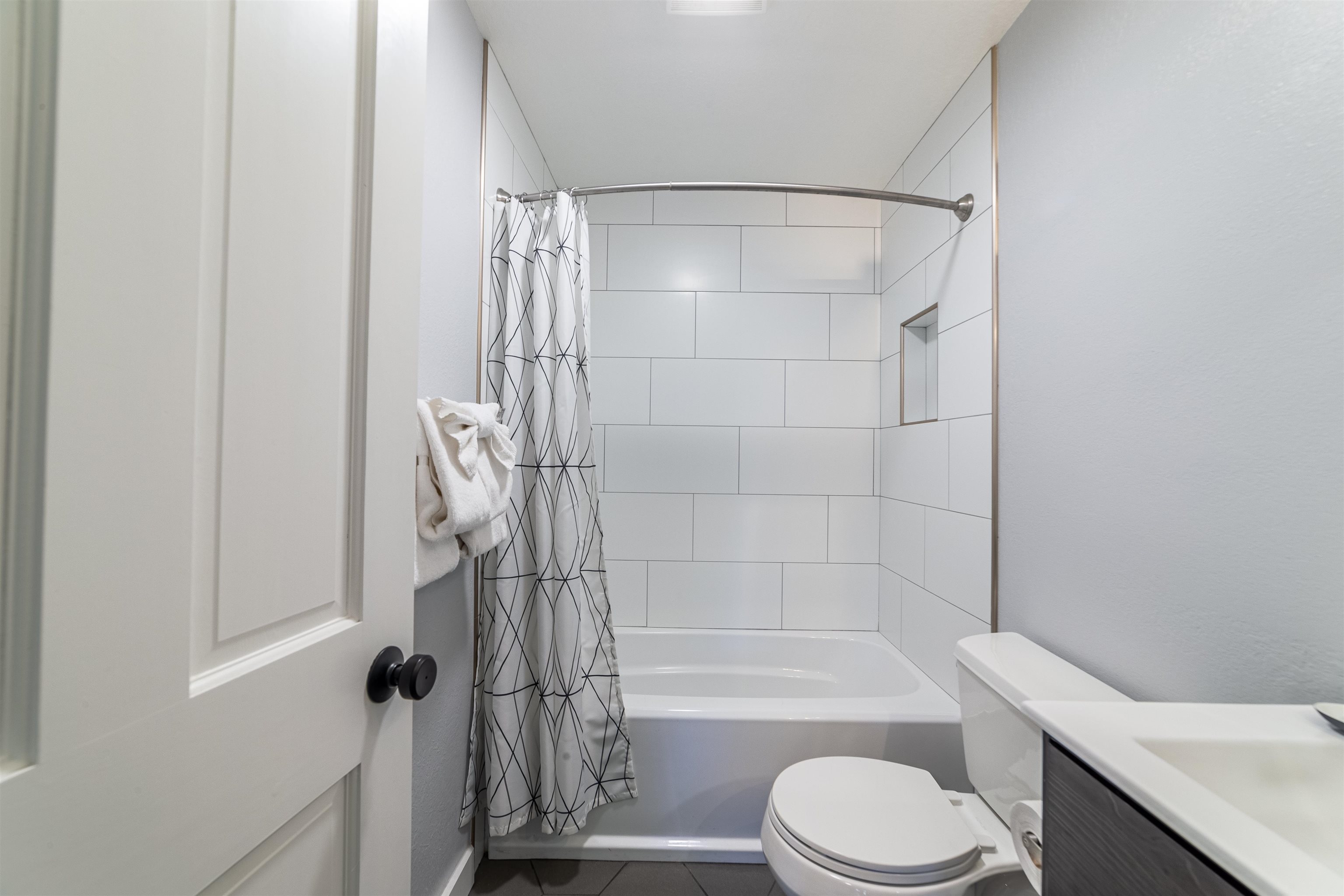 384 Joaquin Road, Unit 31 Mammoth Lakes, CA 93546 - Photo 21 of 29 Full bath featuring shower / bath combo with shower curtain, vanity, and tile patterned floors