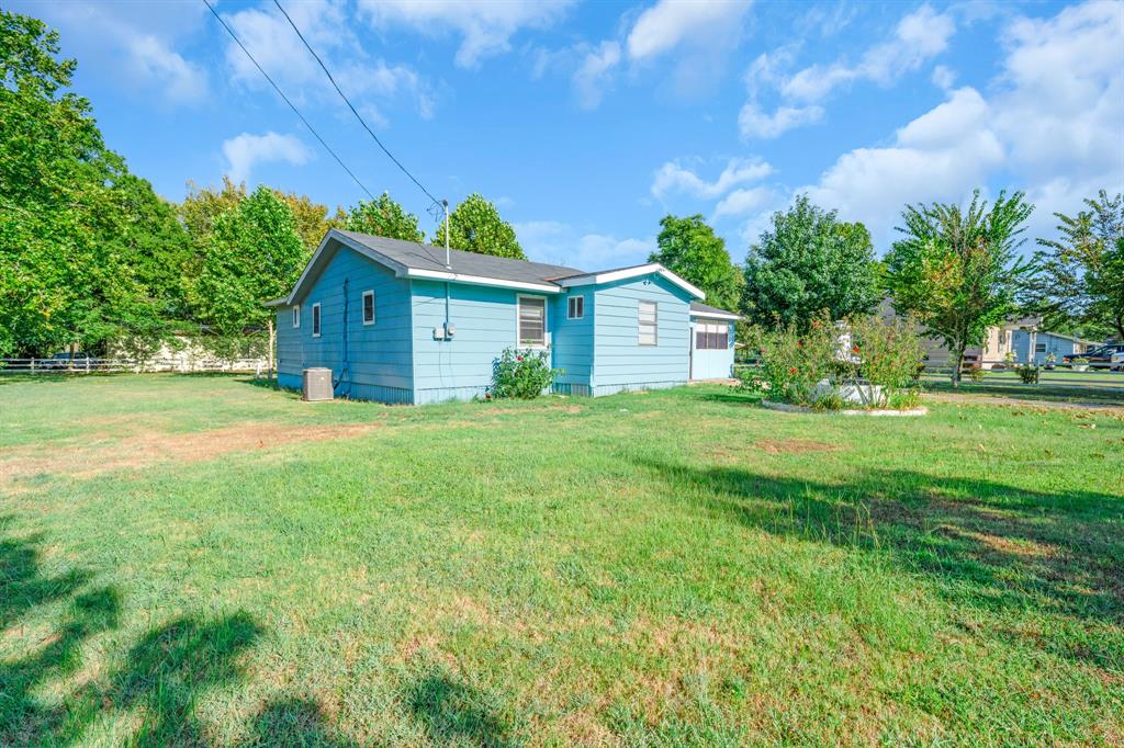 508 Smith Street Como, TX 75431 - Photo 3 of 19