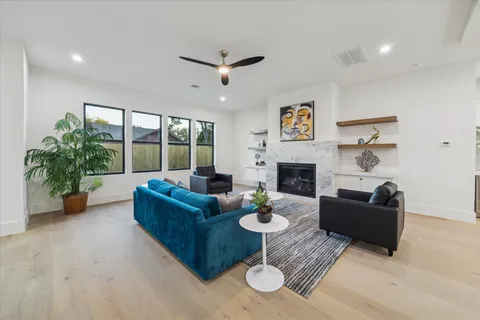 $925,000 | 614 Eleanor Street, Houston, TX 77009