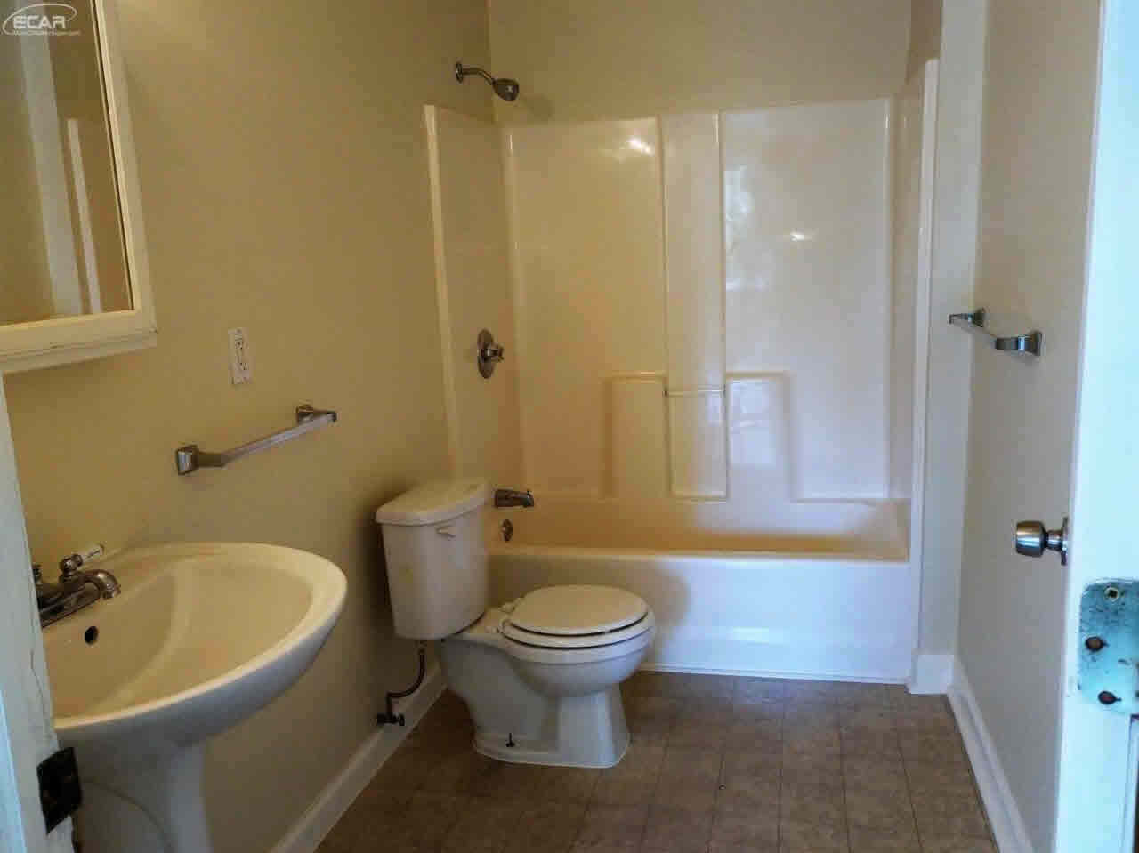 4444 Torrey Road Flint, MI 48507 - Photo 12 of 14 21369099-11.JPG