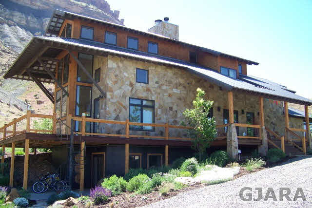 680 39 Road Palisade, CO 81526 - Photo 3 of 32 a front view of a building with garden