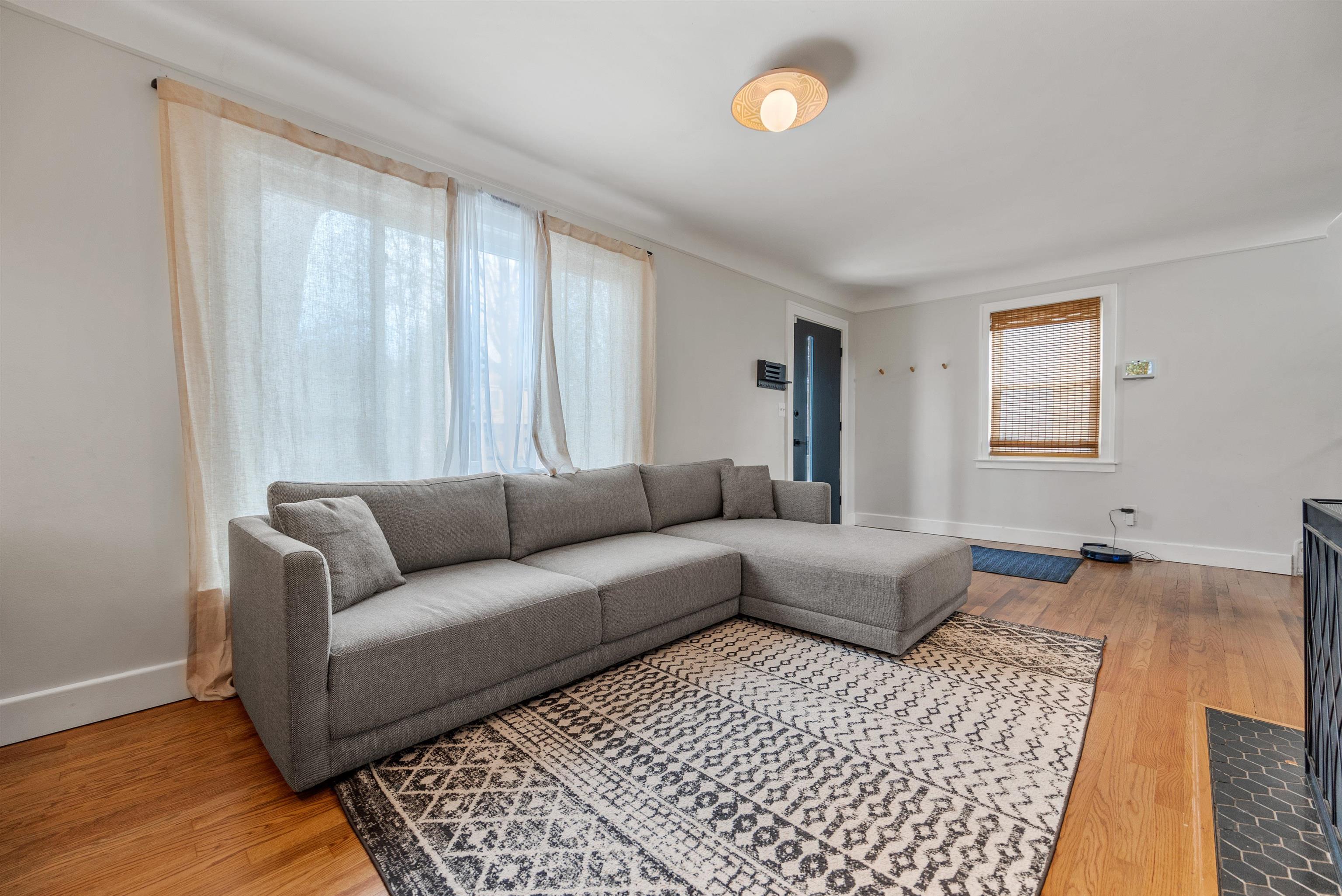 2209 Hampton Road Grosse Pointe, MI 48236 - Photo 10 of 29 50134589-a4147012-6b78-4c3e-a9e3-ec45a8f65ca0.JPG