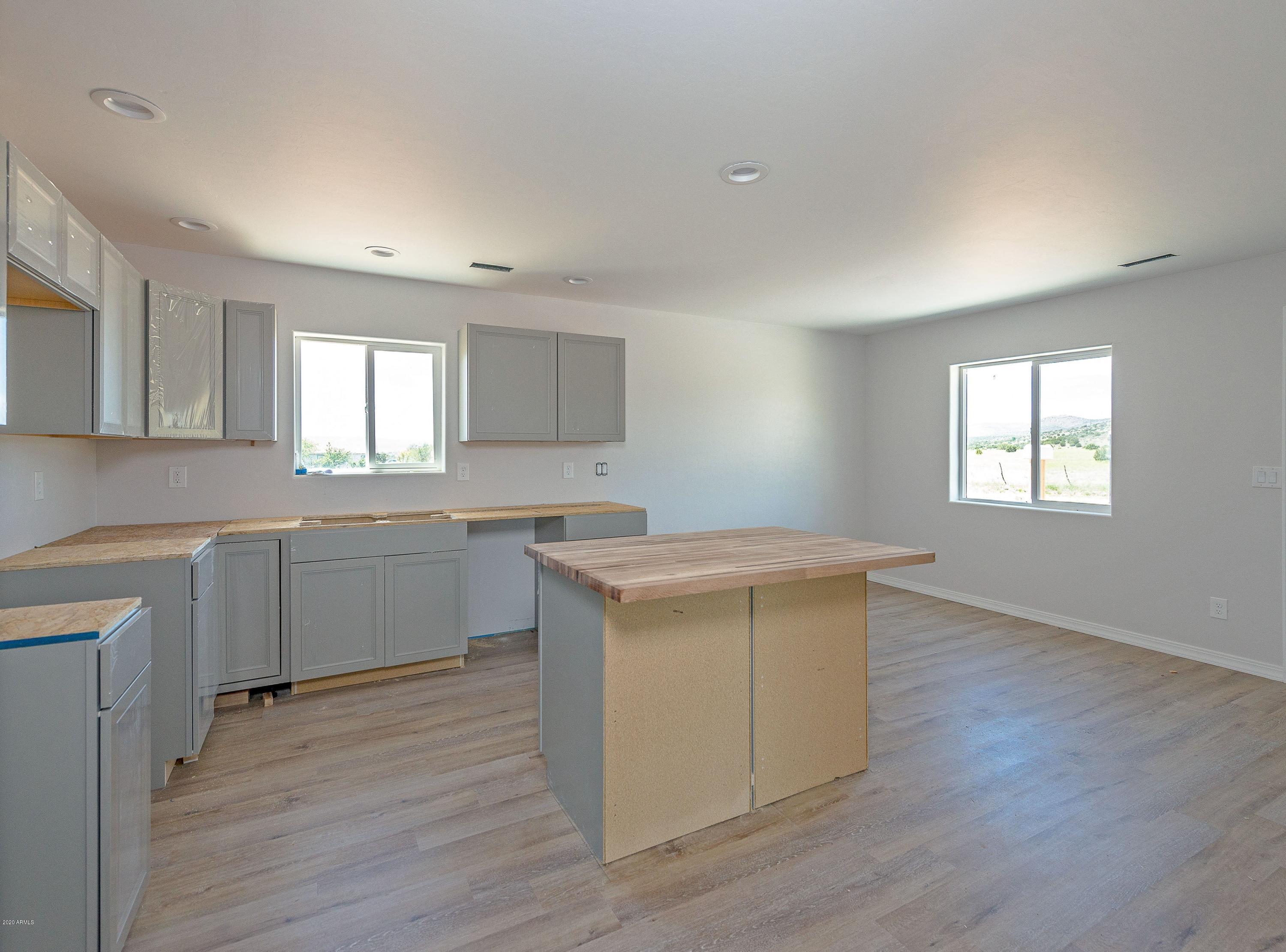 431 East Ahonen Road Paulden, AZ 86334 - Photo 7 of 32 007_KitchenDining