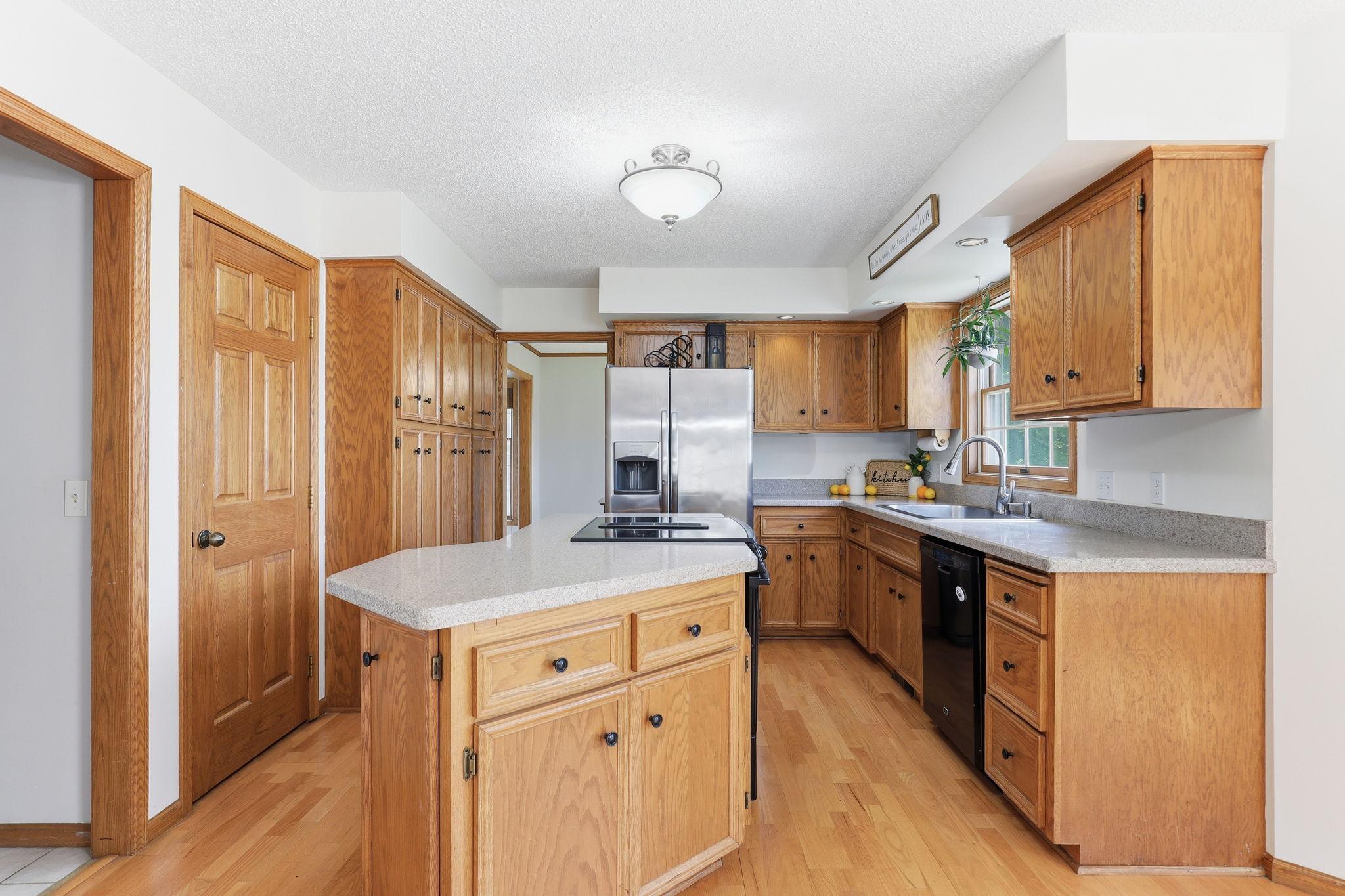 455 Highpoint Curve Maplewood, MN 55119 - Photo 10 of 44