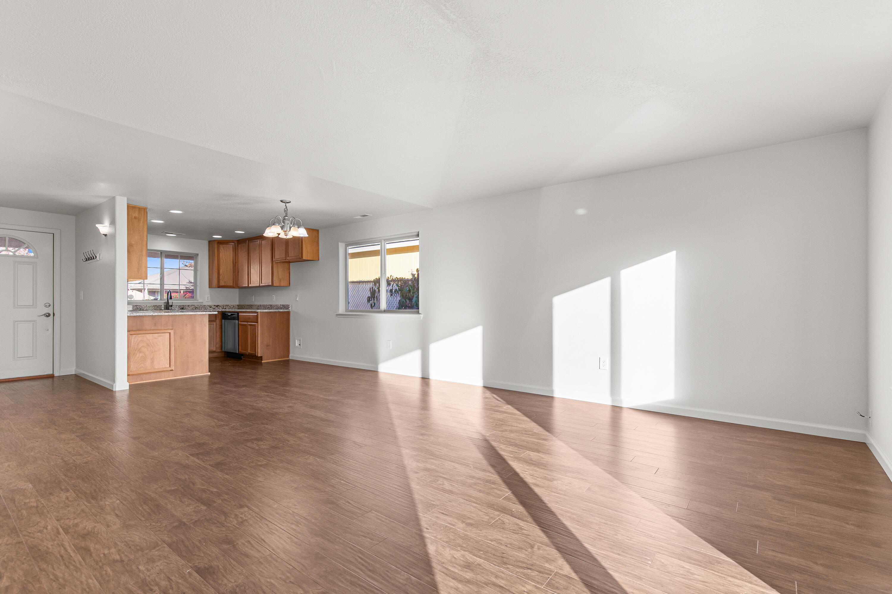 656 Andrea Way Eagle Point, OR 97524 - Photo 4 of 25 9R9A2638