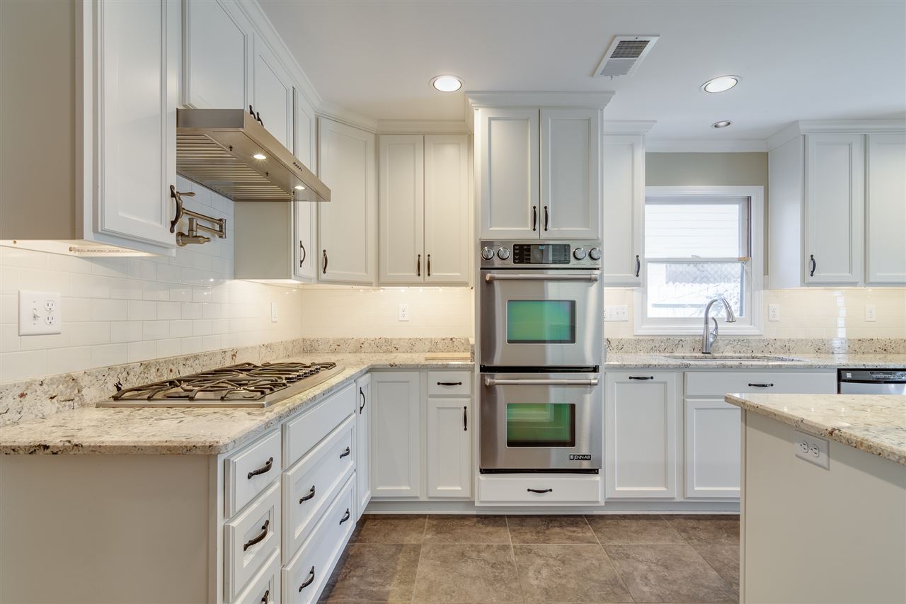 420 Meadvale Road Memphis, TN 38120 - Photo 2 of 25 Double ovens!