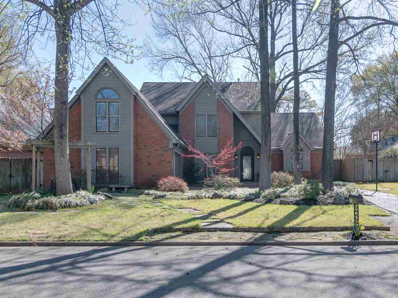 420 Meadvale Road Memphis, TN 38120 - Photo 6 of 25 Handsome brick home in ideal East Memphis location on cul-de-sac. Close to wonderful schools, shopping, and entertainment.